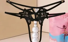 女子上衣被褪至胸口袒露